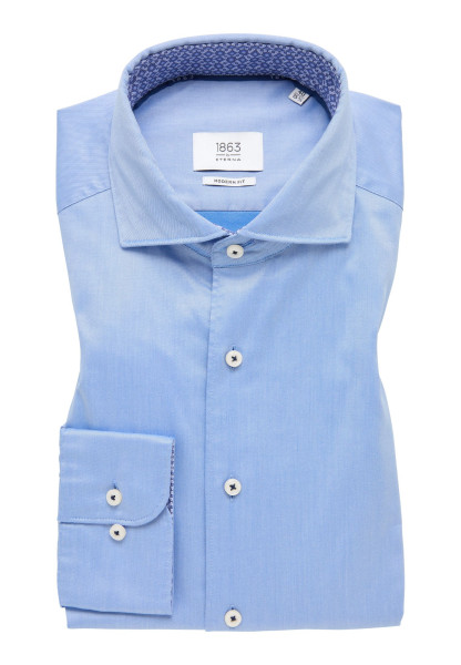 Camisa Eterna MODERN FIT TWILL azul claro con cuello Seccionado de corte moderno