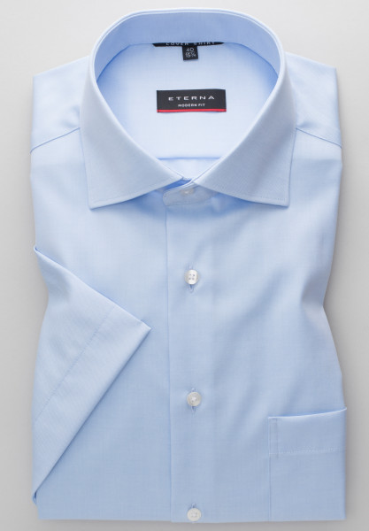 Camisa Eterna MODERN FIT TWILL azul claro con cuello Clásico Kent de corte moderno