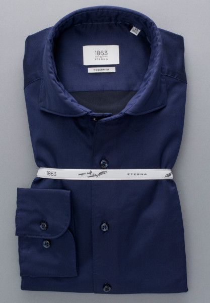 Camisa Eterna MODERN FIT TWILL azul oscuro con cuello Seccionado de corte moderno