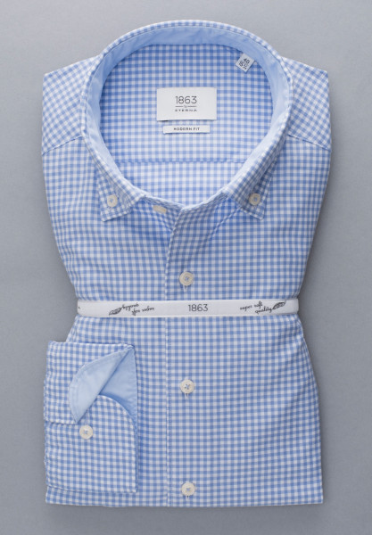 Chemise Eterna MODERN FIT TWILL bleu clair avec col Button Down en coupe moderne