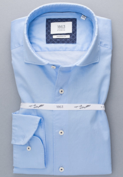 Camisa Eterna MODERN FIT TWILL azul claro con cuello Seccionado de corte moderno