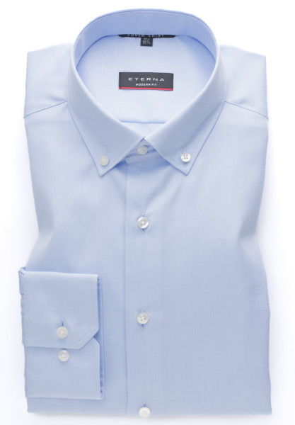 Camisa Eterna MODERN FIT TWILL azul claro con cuello Button Down de corte moderno