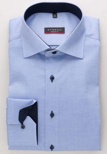 Camisa Eterna MODERN FIT FINO OXFORD azul medio con cuello Clásico Kent de corte moderno