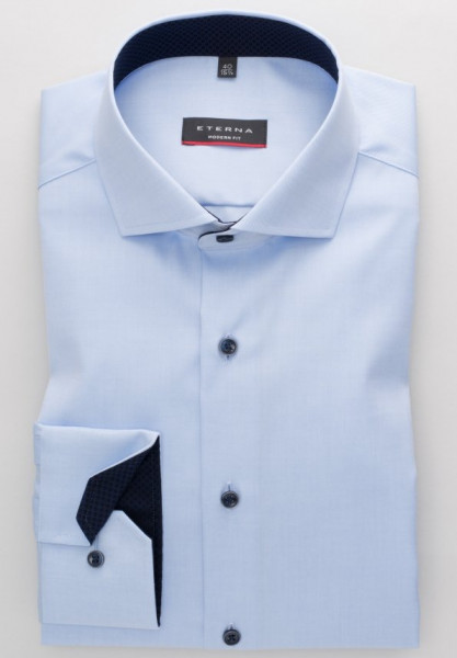 Camisa Eterna MODERN FIT TWILL azul claro con cuello Seccionado de corte moderno